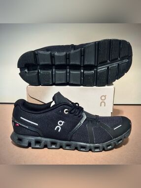 Women's 8.5 On Cloud 5 - Black - MSRP: $140 Athletic Sneakers On Running